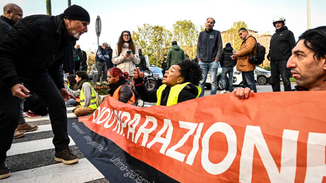 İklim aktivistleri protesto için yol kesti: Milano'da trafik kısa süreli kilitlendi 8